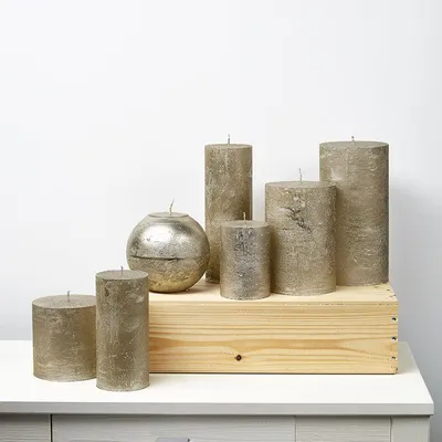 Zdjęcie produktu dla Świeca zapachowa marki Stumpenkerze, średnica 10 cm, wysokość 20 cm, kolor: brązowy, czas palenia: około 140 godzin.