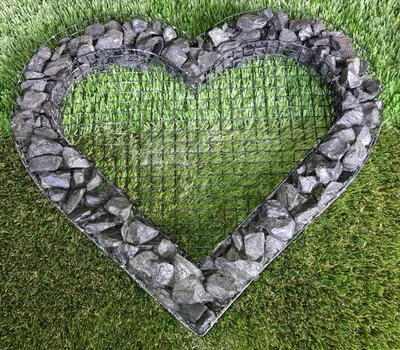 Produktbild von Herz Gitter Grabschmuck Grabgestaltung Gartendekoration mit Buntsteinen Glassteinen Natursteinen Füllart: Natursteine Farbe Steine: Basalt