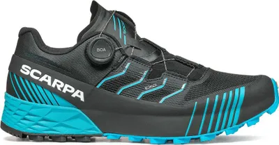 Trailrunning-Schuhe "Ribelle Run Kalibra ST" von Scarpa in Schwarz mit blauen Akzenten und BOA-Verschlusssystem.