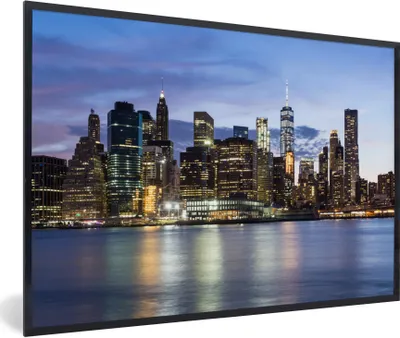 Produktbild von MuchoWow® Gerahmtes Poster New York - Skyline - Wasser 90x60 cm - Poster mit Schwarzem Bilderrahmen Wandposter Rahmen Foto Bilder - Fotorahmen - Foto-Plakat