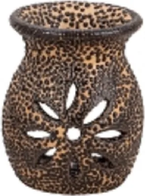 Eine bauchige Duftlampe in beige gehalten und mit einem dunkelbraunen, fast leopardenartigen Muster.