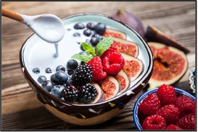 Produktbild von Wallario Wandbild Joghurt mit frischen Früchten, Größe: 61 x 91,50 cm, Poster mit schwarzem Aluminiumrahmen