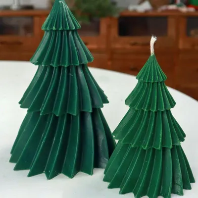 Productafbeelding van 3D-kerstboomvorm voor kaarsen (13 x 10 cm). Siliconenmal voor het maken van kaarsen, zeep, knutselwerkjes en decoraties