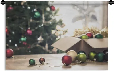 Produktbild von MuchoWow® Wandteppich Wandbehang Der Weihnachtsschmuck mit einem Weihnachtsbaum im Hintergrund 90x60 cm Tapisserie Dekoration Wandtuch - Wandskulpturen - Bildteppich