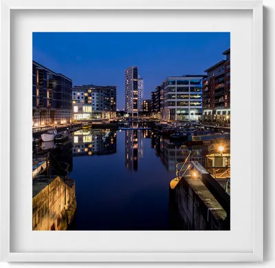 Produktbild von Die Stadt Leeds bei Nacht beleuchtet– Wandbild mit Rahmen – Gerahmtes Bild  – Wanddekoration – 50x50 cm –  Weiß Rahmen