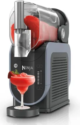 A Ninja Slush-Eismaschine is shown with a glass of slushy in front of it.