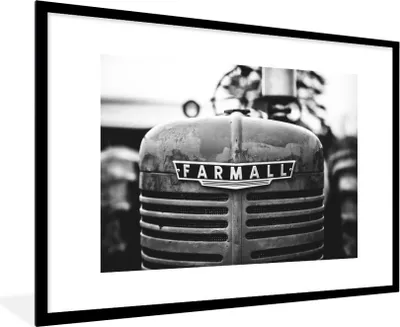 Produktbild von MuchoWow® Gerahmtes Poster Traktor - Schwarz - Weiß 90x60 cm - Poster mit Schwarzem Bilderrahmen Wandposter Rahmen Foto Bilder - Wanddekoration - Fotos