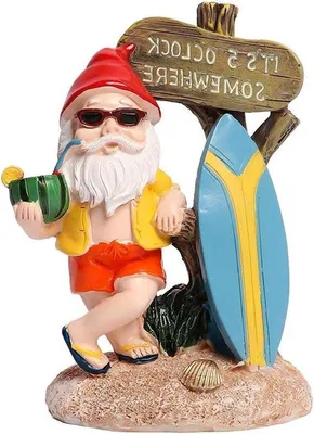 Zdjęcie produktu dla Odporna na warunki atmosferyczne figurka krasnala ogrodowego z tabliczką 5 O'Clock Somewhere Deska surfingowa - Tropikalna dekoracja ogrodowa 10 x 6,5 x 14,5 cm