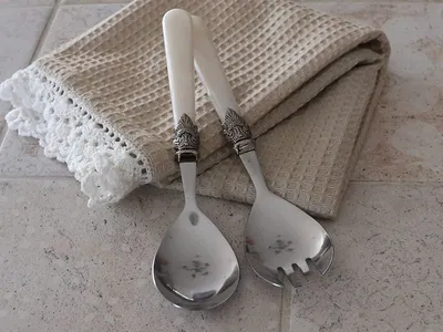 Zdjęcie produktu dla Zestaw dwóch widelców do sałatek - wzór imitujący perłę - styl vintage, shabby chic, nostalgia - wysokiej jakości plastikowe uchwyty - element zestawu stołowego
