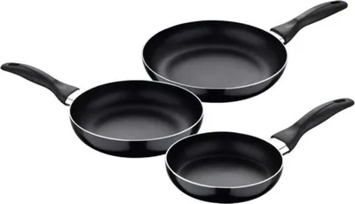 Three black frying pans of different sizes are arranged diagonally on a white background.