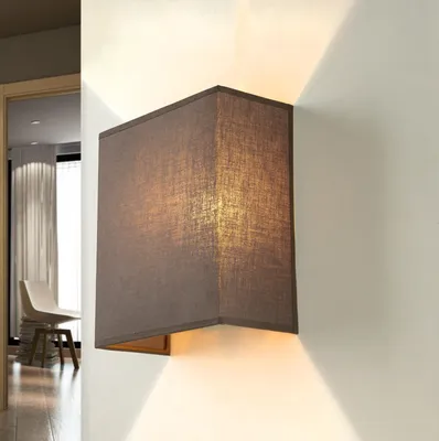 Immagine prodotto di Lampada da parete loft paralume in tessuto taupe design loft angolare moderno E27 lampada da parete soggiorno corridoio