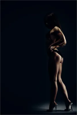 Produktbild von Wallario selbstklebendes Poster - Sexy Frau im Dunkeln - Schatten, Silhouetten, Muskeln, Größe: 61 x 91,50 cm