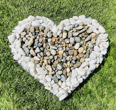 Produktbild von Herz Gitter Grabschmuck Grabgestaltung Gartendekoration mit Buntsteinen Glassteinen Natursteinen Füllart: Natursteine Farbe Steine: Carrara / Rheinkies