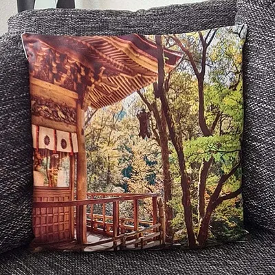 Obrázok produktu pre Obal na vankúš Japonský dom v zeleni – 45 cm x 45 cm
