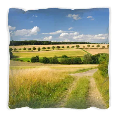 Produktbild von Wallario Premium Kissen, weiche Oberfläche, mit Motiv Feldlandschaft unter blauem Himmel, Größe: 30 x 30 cm, mit weißer Rückseite
