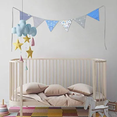 Bunte Stofffahnen für die Dekoration des Babyzimmers