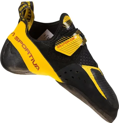 Wettkampftauglicher Solution Comp Kletterschuh von La Sportiva in Schwarz und Gelb mit Klettverschluss.