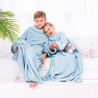 Produktbild von Kuscheldecke für Kinder 90x105 cm 100 % Polyester (Microfaser) mit Ärmeln Hellblau