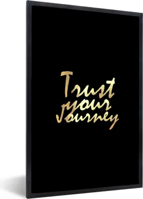 Produktbild von MuchoWow® Gerahmtes Poster Zitate - Reisen - Schwarz - Gold 40x60 cm - Poster mit Schwarzem Bilderrahmen Wandposter Rahmen Foto Bilder - Papierdruck - Wandbilder