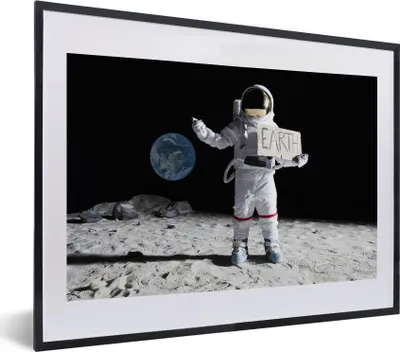 Produktbild von MuchoWow® MuchoWow® Gerahmtes Poster Astronaut - Erde - Mond 40x30 cm - Poster mit zchwarzem Bilderrahmen - Bilderrahmen - Poster im Rahmen