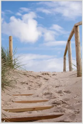 Produktbild von Wallario Wandbild Auf der Holztreppe zum Strand, Größe: 61 x 91,50 cm, Poster mit weißem Aluminiumrahmen