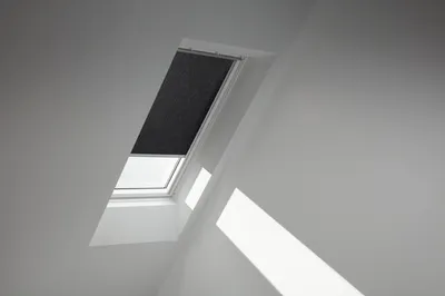 Obrázok produktu pre VELUX Roleta prepúšťajúca denné svetlo manuálna RFL C04 4069SWL čierna