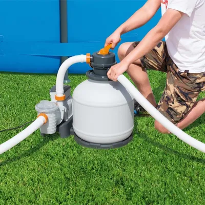 Produktbild von Bestway Sandfilterpumpe Flowclear, 5678 L/h, Grau/Weiss, 691x615x388 mm, mit 6-Wege-Ventil, ChemConnect-Dispenser, Timer, Vorfilter, Manometer & 360° Flanschklemme, für 1.100-42.300 L Pools, kompatibel mit 32/38 mm Ventilen, für Sand & Polysphere Filter Balls, 230 W, 5 Jahre Sandwechselintervall