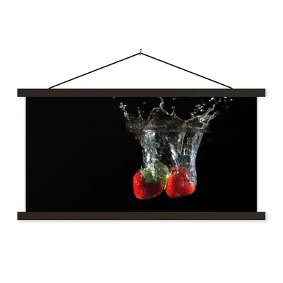 Produktbild von MuchoWow® Textilposter Erdbeeren - Obst - Wasser - Schwarz - Rot 150x75 cm mit schwarzem Rahmen - Posterleiste