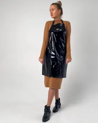 Obrázok produktu pre Lakovaná kadernícka zástera s vreckom a nastaviteľným golierom - 100% polyester, univerzálna veľkosť, nepremokavá - čierna