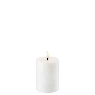 Produktbild von Uyuni Säulen- / Stumpen- LED Kerze - 7,8 x 10,1 cm - Piffany Copenhagen - Flammenlose Kerze - Farbe Nordic White