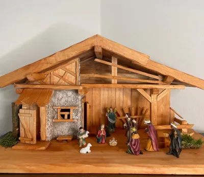 Image de Crèche artisanale avec figurines