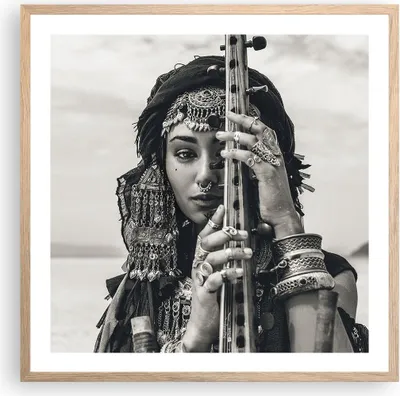 Produktbild von Gerahmtes Poster - Rahmen in heller Eiche - Frau ethnisch Schmuck - 60x60 cm - Wand Bild - Wanddeko - Wandbilder - Kunstposter - Wandposter - Bilderrahmen - Bilder - Kunstdruck - P2NAC60x60-5027