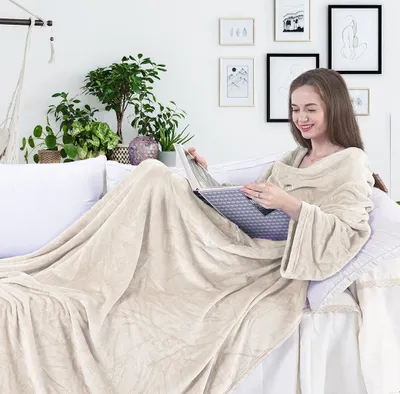 Produktbild von DecoKing 97199 Decke 150x180 cm Creme Microfaser Kuscheldecke mit Ärmeln und Taschen