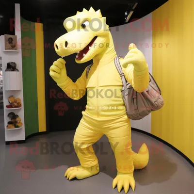 Produktbild von Maskottchen REDBROKOLY kostüm eines gelben Krokodils bekleidet mit Jogginghosen und Handtaschen