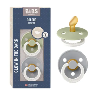 Produktbild von BIBS Colour Anatomical Glow Schnuller 2er-Pack, BPA-frei. Leuchtet im Dunkeln, Kiefergerechte Form. Naturkautschuk / Latex, Hergestellt in Dänemark. Größe 1 (0-6 Monate), Sage Glow / Cloud Glow