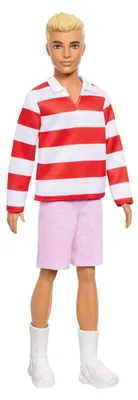 Produktbild von Mattel HYV01 - Barbie - Fashionistas - Ken Puppe Nr. 241 in rot-weiß gestreiftem Oberteil und rosafarbener kurzer Hose mit weißen Sneakern, blond