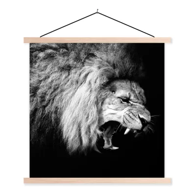 Produktbild von MuchoWow® Textilposter Löwe - Porträt - Schwarz - Weiß - Tiere 40x40 cm mit holzfarbenen Rahmen - Posterleiste