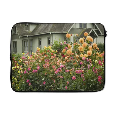 Produktbild von MuchoWow® Laptop Hülle 13 Zoll Dahlien bei einem Haus Laptoptasche - Laptophülle - Sleeve - Rundumschutz