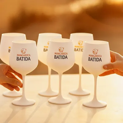 Produktbild von Mangaroca Batida 6er-Set Ballongläser Weiß – Mattes Cocktailglas Set mit Original Logo – Ideal für Batida de Coco & Sommerdrinks
