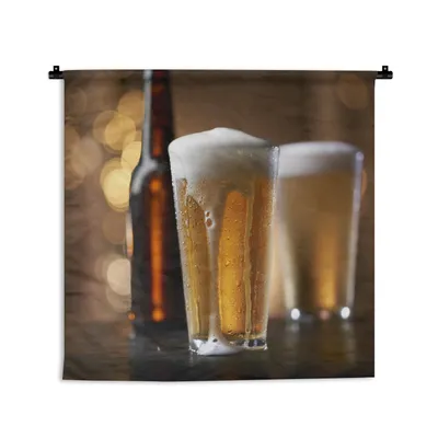 Produktbild von MuchoWow® Wandteppich Wandbehang Bier auf einer Holzstange 150x150 cm Tapisserie Dekoration Wandtuch - Wohnaccessoires - Modernes