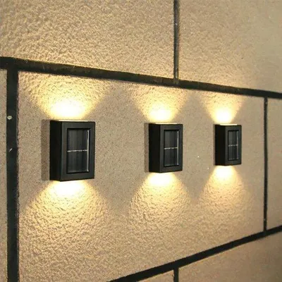 Zdjęcie produktu dla Lampa ścienna na energię słoneczną, zestaw 2 sztuk, wodoodporna, światło białe, zasilanie słoneczne, czujnik ruchu górny i dolny
