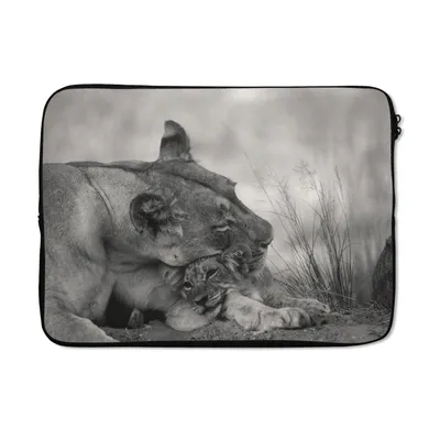 Produktbild von MuchoWow® Laptop Hülle 14 ZollLöwin - Jungtier - Schwarz Laptoptasche - Laptoptasche - Stoßsicher - Schutzhaube