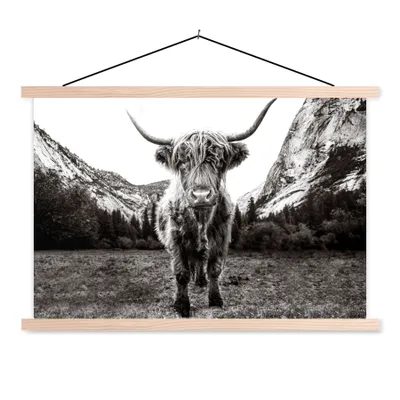 Produktbild von MuchoWow® Textilposter Berg - Schwarz - Weiß - Schottischer Highlander 120x80 cm mit holzfarbenen Rahmen - Aufhängeset