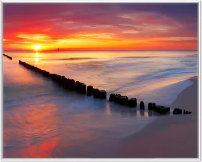 Produktbild von Wallario Wandbild Farbenspiel im Himmel - Sonnenuntergang am Strand, Größe: 40,30 x 50,30 cm, Poster mit weißem Aluminiumrahmen