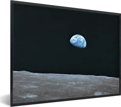 Produktbild von MuchoWow® Gerahmtes Poster Die Erde vom Mond aus 80x60 cm - Poster mit Schwarzem Bilderrahmen Wandposter Rahmen Foto Bilder - Schwarzem - Mit Gestell