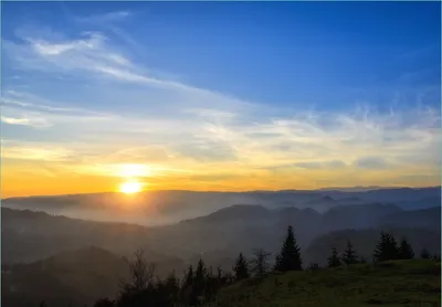 Produktbild von Wallario Fototapete Vliestapete, seidenmatte Oberfläche, einfache Verarbeitung, Größe 300 x 210 cm, Motiv Sonnenaufgang über dem Schwarzwald