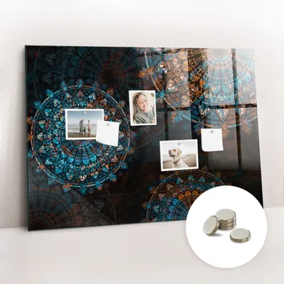 Immagine prodotto di Lavagna magnetica da parete, con superficie in vetro e design a mandala. Include 5 magneti. Dimensioni: 100x70 cm