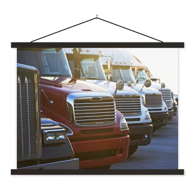 Produktbild von MuchoWow® Textilposter Aufnahme von nebeneinander stehenden Lastwagen 40x30 cm mit schwarzem Rahmen - Dekorationen