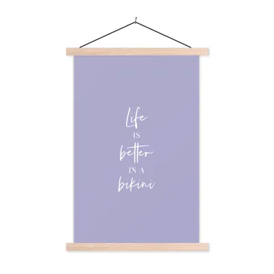Produktbild von MuchoWow® Textilposter Das Leben ist besser im Bikini - Lila - Zitat 40x60 cm mit holzfarbenen Rahmen - Poster