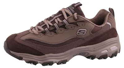 Das Bild zeigt einen braunen Freizeitschuh aus Leder mit hellen Schnürsenkeln und einer weißen Sohle Die Nahtdetails und das Material sind gut sichtbar Der Schuh ist von der linken Seite abgebildet